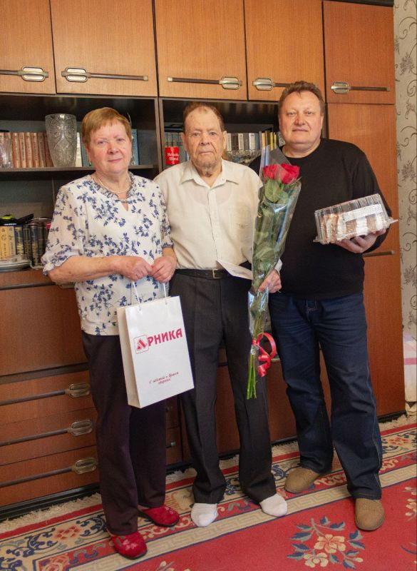 Валентин Левченко: По поручению нашего президента Владимира Владимировича Путина, от имени Управы Киевского внутригородского района и от себя лично поздравил с 95-летним юбилеем замечательного земляка, труженика тыла Георгия... Валентин Левченко: По поручению нашего президента Владимира Владимировича Путина, от имени Управы Киевского внутригородского района и от себя лично поздравил с 95-летним юбилеем замечательного земляка, труженика тыла Георгия...