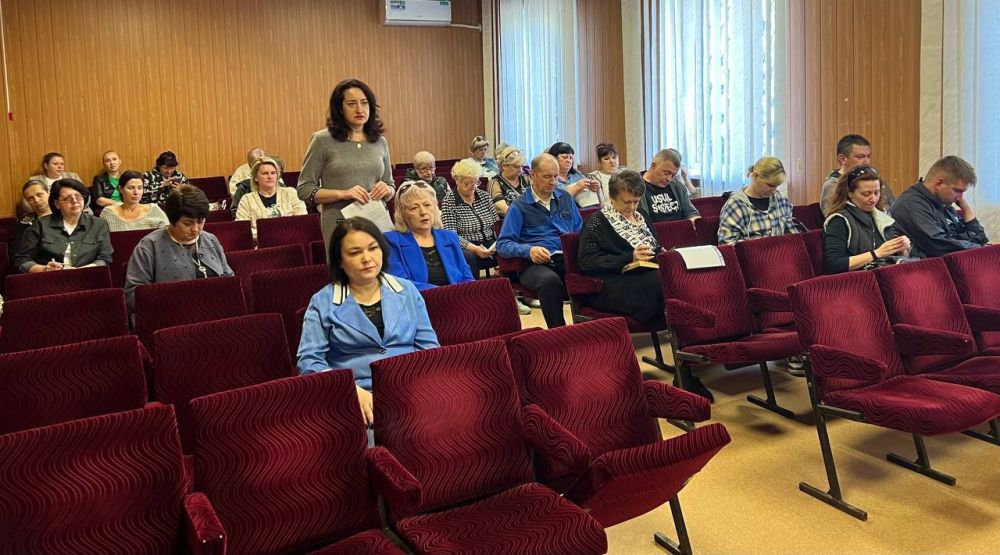 Сегодня руководитель Управы Буденновского внутригородского района Администрации городского округа Донецк Михаил Меренков провел аппаратное совещание с участием депутатов Донецкого городского совета Николая Тимченко и... Сегодня руководитель Управы Буденновского внутригородского района Администрации городского округа Донецк Михаил Меренков провел аппаратное совещание с участием депутатов Донецкого городского совета Николая Тимченко и...