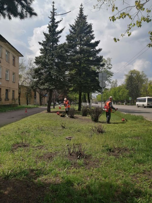 Коммунальщики Снежного благоустраивают территории общего пользования Коммунальщики Снежного благоустраивают территории общего пользования