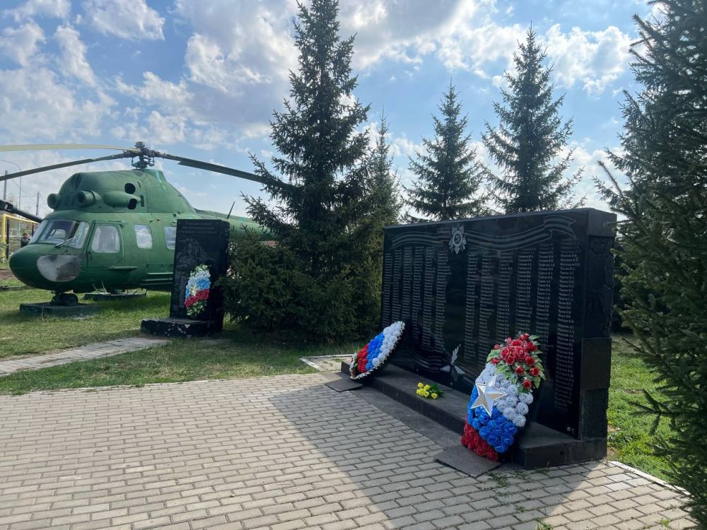 Константин Кузьмин: Сегодня в селе Введенская Слобода в Республике Татарстан установили памятный трофей специальной военной операции - поверженный американский «Брэдли» Константин Кузьмин: Сегодня в селе Введенская Слобода в Республике Татарстан установили памятный трофей специальной военной операции - поверженный американский «Брэдли»
