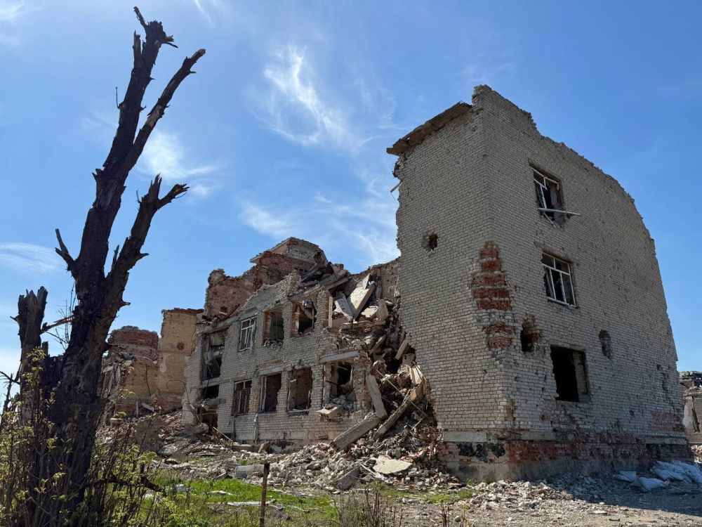 Марьяна Наумова: Я побывала в Марьинке спустя месяц после ее освобождения, тогда линия фронта ушла на несколько километров вперед, но передвигаться по поселку было всё ещё опасно, работали вражеские дроны и каждый метр земли... Марьяна Наумова: Я побывала в Марьинке спустя месяц после ее освобождения, тогда линия фронта ушла на несколько километров вперед, но передвигаться по поселку было всё ещё опасно, работали вражеские дроны и каждый метр земли...