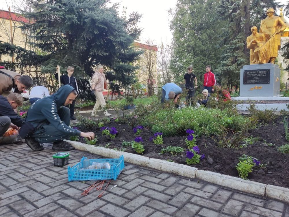 В Ждановке высадили цветы в честь 80-й годовщины Победы в Великой Отечественной войны В Ждановке высадили цветы в честь 80-й годовщины Победы в Великой Отечественной войны