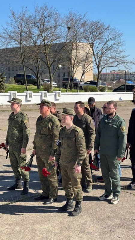 Сотрудники Главного военного следственного управления СК России почтили память героев и оказали гуманитарную помощь жителям Запорожской области Сотрудники Главного военного следственного управления СК России почтили память героев и оказали гуманитарную помощь жителям Запорожской области