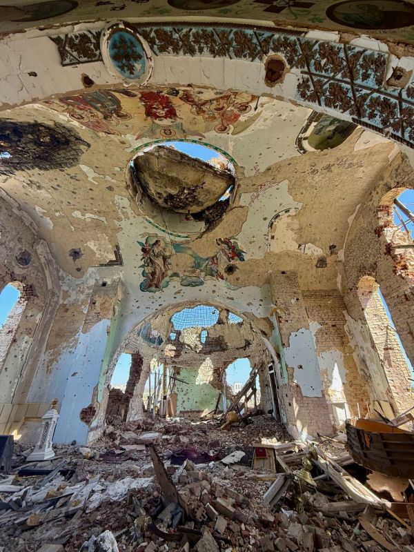 Марьяна Наумова: Я побывала в Марьинке спустя месяц после ее освобождения, тогда линия фронта ушла на несколько километров вперед, но передвигаться по поселку было всё ещё опасно, работали вражеские дроны и каждый метр земли... Марьяна Наумова: Я побывала в Марьинке спустя месяц после ее освобождения, тогда линия фронта ушла на несколько километров вперед, но передвигаться по поселку было всё ещё опасно, работали вражеские дроны и каждый метр земли...