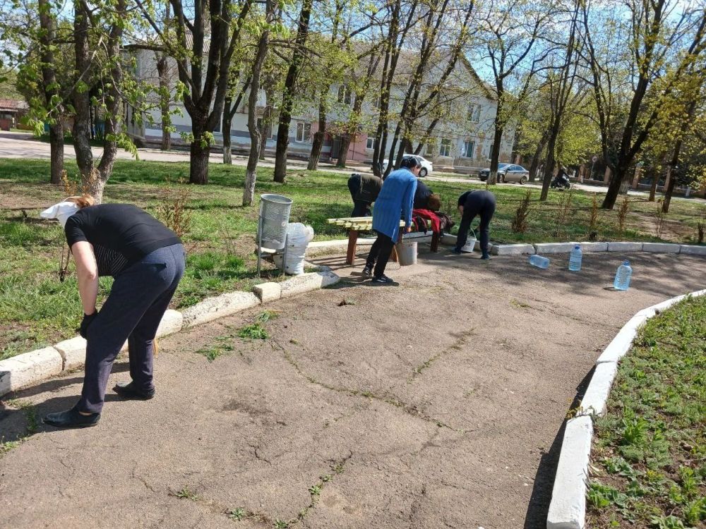 Партийцы детского сада №10 города Докучаевска приняли участие в уборке территории возле памятника Героя Советского Союза – Лихолетова Пётра Яковлевича в рамках проекта «Чистая страна» Партии «Единая Россия» Партийцы детского сада №10 города Докучаевска приняли участие в уборке территории возле памятника Героя Советского Союза – Лихолетова Пётра Яковлевича в рамках проекта «Чистая страна» Партии «Единая Россия»