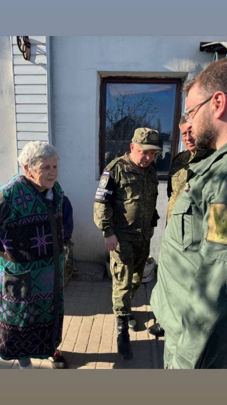 Сотрудники Главного военного следственного управления СК России почтили память героев и оказали гуманитарную помощь жителям Запорожской области Сотрудники Главного военного следственного управления СК России почтили память героев и оказали гуманитарную помощь жителям Запорожской области