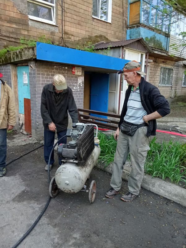 Силами коммунальных предприятий были проделаны работы по наведению чистоты и порядка на территории г. Моспино: Силами коммунальных предприятий были проделаны работы по наведению чистоты и порядка на территории г. Моспино: