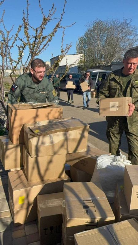 Сотрудники Главного военного следственного управления СК России почтили память героев и оказали гуманитарную помощь жителям Запорожской области Сотрудники Главного военного следственного управления СК России почтили память героев и оказали гуманитарную помощь жителям Запорожской области