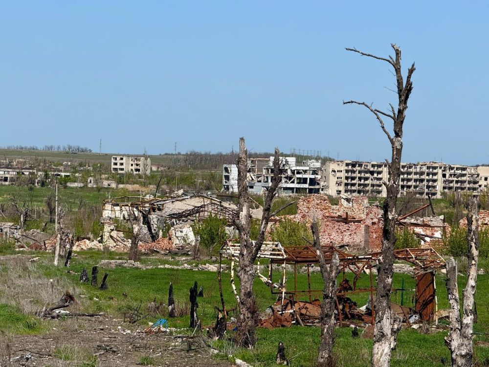 Марьяна Наумова: Я побывала в Марьинке спустя месяц после ее освобождения, тогда линия фронта ушла на несколько километров вперед, но передвигаться по поселку было всё ещё опасно, работали вражеские дроны и каждый метр земли... Марьяна Наумова: Я побывала в Марьинке спустя месяц после ее освобождения, тогда линия фронта ушла на несколько километров вперед, но передвигаться по поселку было всё ещё опасно, работали вражеские дроны и каждый метр земли...
