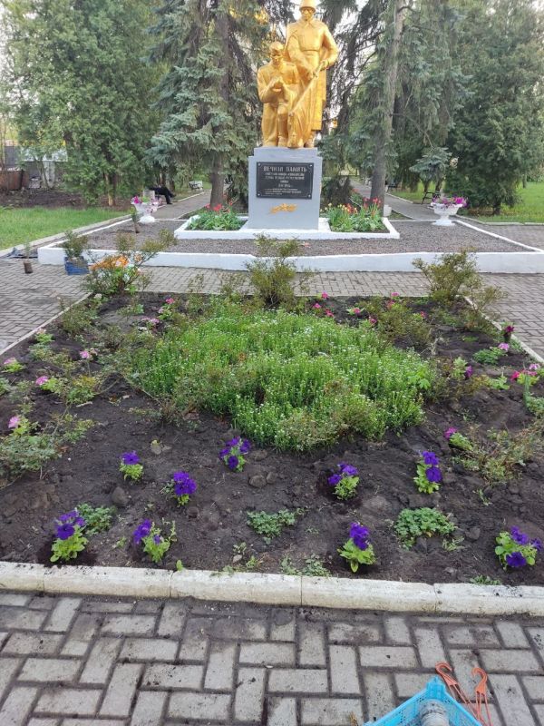 В Ждановке высадили цветы в честь 80-й годовщины Победы в Великой Отечественной войны В Ждановке высадили цветы в честь 80-й годовщины Победы в Великой Отечественной войны