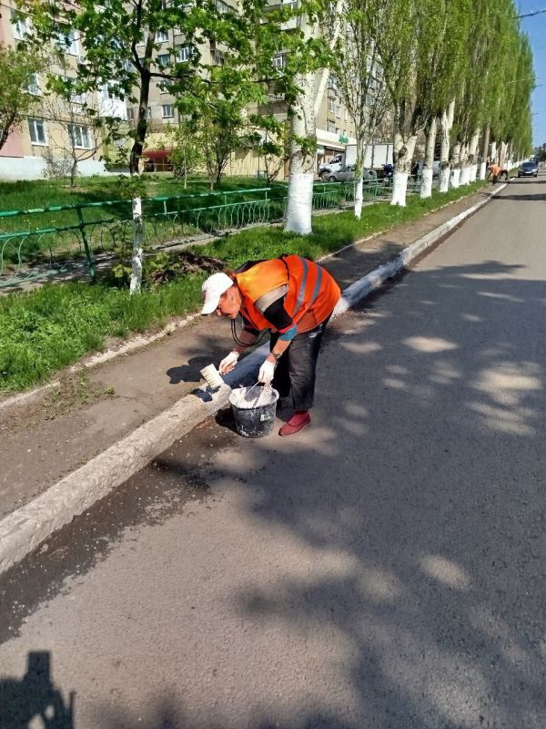 Коммунальщики Снежного благоустраивают территории общего пользования Коммунальщики Снежного благоустраивают территории общего пользования