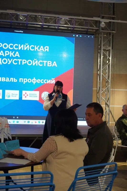 Константин Зинченко: Совместно с Председателем Совета женщин Волновахского МО, координатором Женского движения «Единой России» Волновахского МО Еленой Снисаренко принял участие во Всероссийской ярмарке трудоустройства... Константин Зинченко: Совместно с Председателем Совета женщин Волновахского МО, координатором Женского движения «Единой России» Волновахского МО Еленой Снисаренко принял участие во Всероссийской ярмарке трудоустройства...
