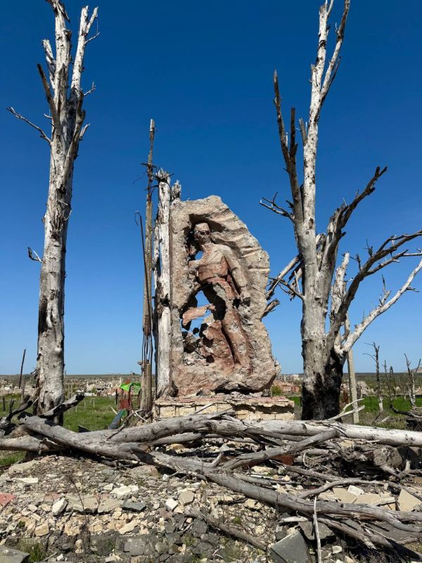 Марьяна Наумова: Я побывала в Марьинке спустя месяц после ее освобождения, тогда линия фронта ушла на несколько километров вперед, но передвигаться по поселку было всё ещё опасно, работали вражеские дроны и каждый метр земли... Марьяна Наумова: Я побывала в Марьинке спустя месяц после ее освобождения, тогда линия фронта ушла на несколько километров вперед, но передвигаться по поселку было всё ещё опасно, работали вражеские дроны и каждый метр земли...