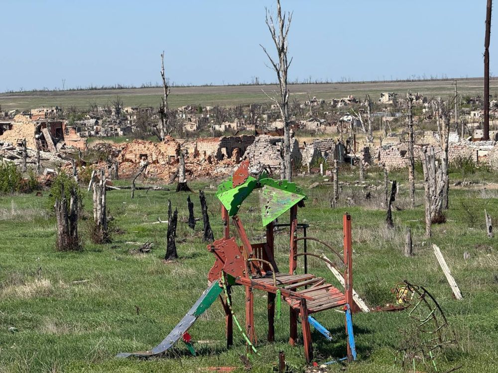 Марьяна Наумова: Я побывала в Марьинке спустя месяц после ее освобождения, тогда линия фронта ушла на несколько километров вперед, но передвигаться по поселку было всё ещё опасно, работали вражеские дроны и каждый метр земли... Марьяна Наумова: Я побывала в Марьинке спустя месяц после ее освобождения, тогда линия фронта ушла на несколько километров вперед, но передвигаться по поселку было всё ещё опасно, работали вражеские дроны и каждый метр земли...