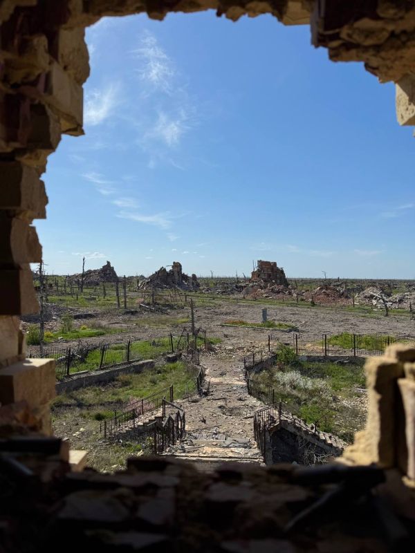 Марьяна Наумова: Я побывала в Марьинке спустя месяц после ее освобождения, тогда линия фронта ушла на несколько километров вперед, но передвигаться по поселку было всё ещё опасно, работали вражеские дроны и каждый метр земли... Марьяна Наумова: Я побывала в Марьинке спустя месяц после ее освобождения, тогда линия фронта ушла на несколько километров вперед, но передвигаться по поселку было всё ещё опасно, работали вражеские дроны и каждый метр земли...