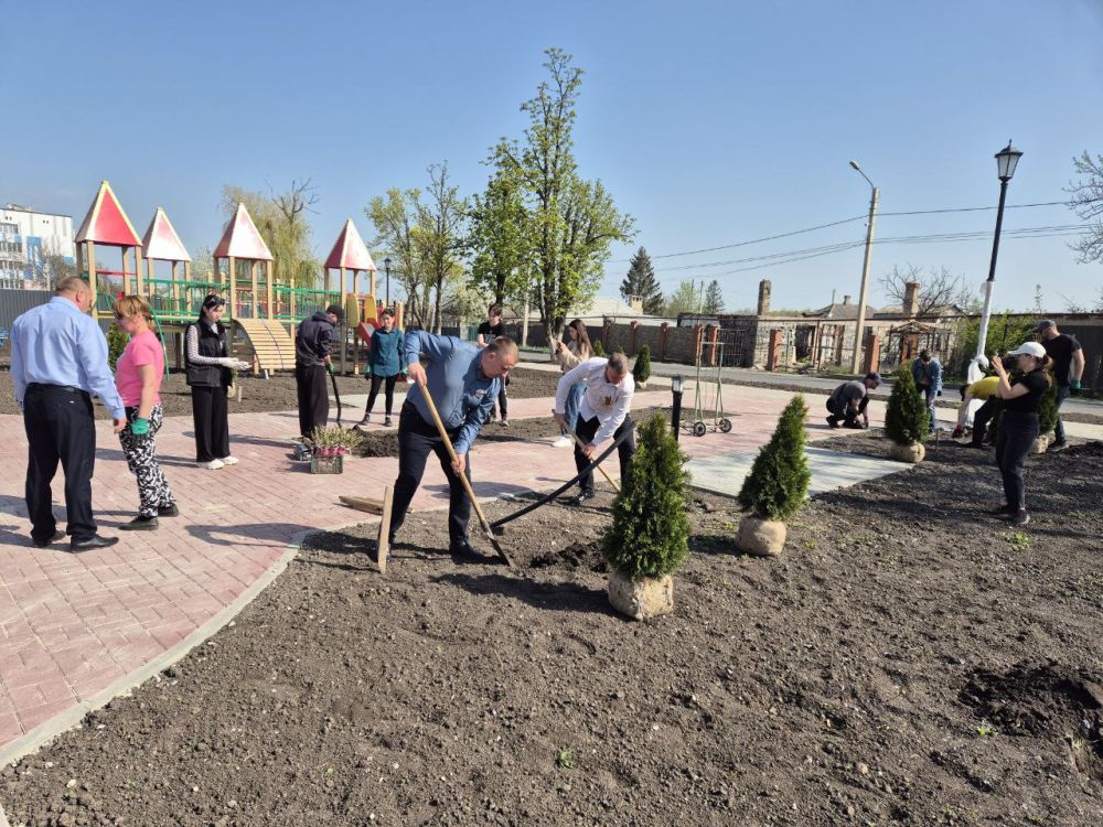В рамках партийного проекта «Зеленая экономика» прошла акция по высаживанию кустарников барбариса в сквере «Освободителей» в городе Волноваха В рамках партийного проекта «Зеленая экономика» прошла акция по высаживанию кустарников барбариса в сквере «Освободителей» в городе Волноваха