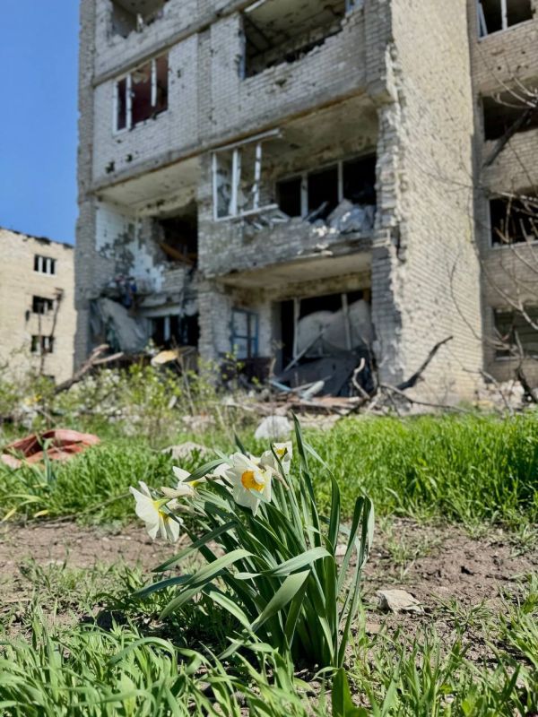 Марьяна Наумова: Я побывала в Марьинке спустя месяц после ее освобождения, тогда линия фронта ушла на несколько километров вперед, но передвигаться по поселку было всё ещё опасно, работали вражеские дроны и каждый метр земли... Марьяна Наумова: Я побывала в Марьинке спустя месяц после ее освобождения, тогда линия фронта ушла на несколько километров вперед, но передвигаться по поселку было всё ещё опасно, работали вражеские дроны и каждый метр земли...