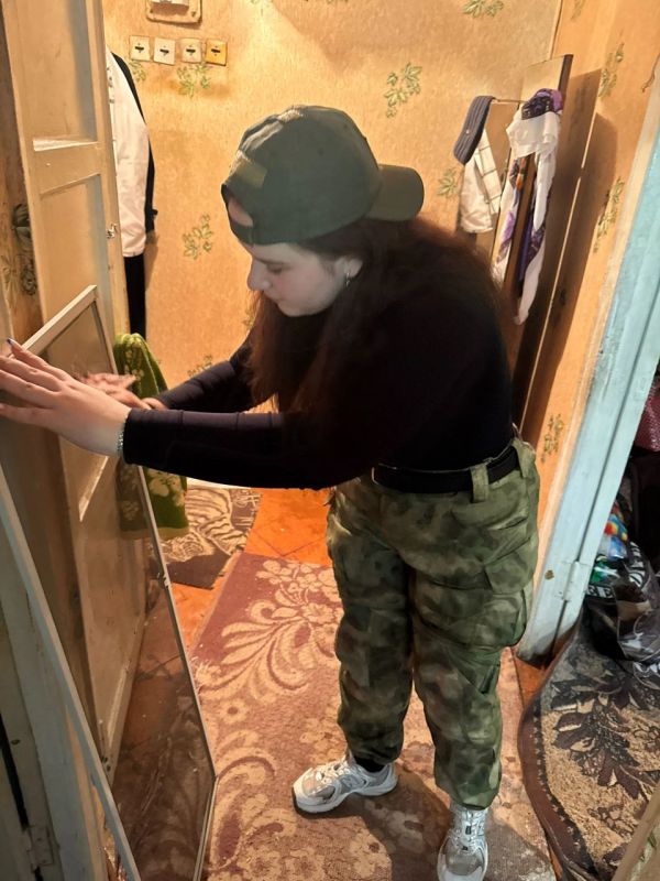 Юнармейцы Дощечкин Богдан,Сирота Карина,Шкуринова Анастасия ВПК «Патриот» из Центра Детского Юношеского Творчества,кружков «Коловрат» и «Патриот», приняли участие в акции «Добрые дела» Вместе мы помыли окна, подоконники и... Юнармейцы Дощечкин Богдан,Сирота Карина,Шкуринова Анастасия ВПК «Патриот» из Центра Детского Юношеского Творчества,кружков «Коловрат» и «Патриот», приняли участие в акции «Добрые дела» Вместе мы помыли окна, подоконники и...