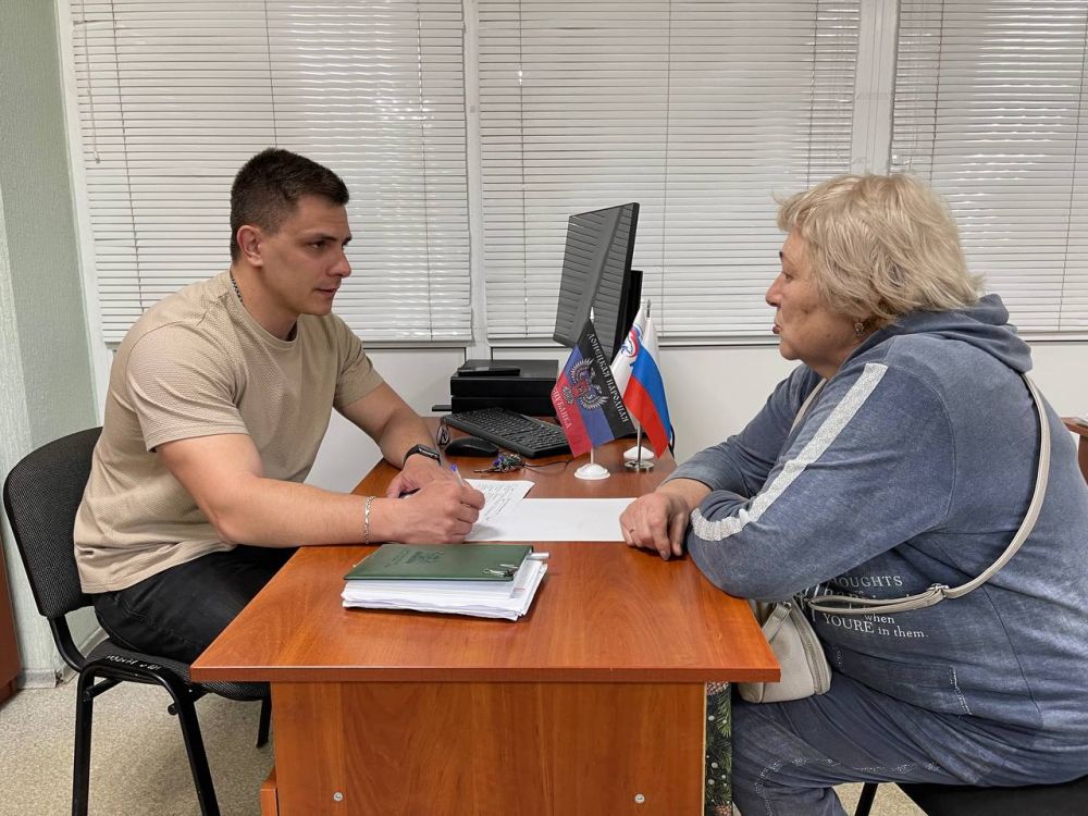 Сегодня, 24 апреля, глава города Ясиноватая Артём Поликарпов провёл традиционный приём граждан Сегодня, 24 апреля, глава города Ясиноватая Артём Поликарпов провёл традиционный приём граждан