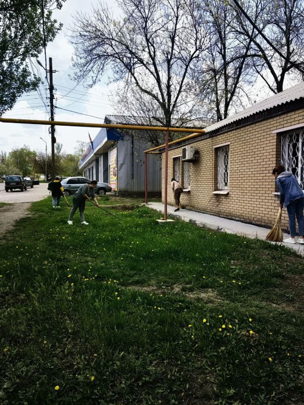 Работники учреждений Ждановки присоединились к акции «Чистый четверг» Работники учреждений Ждановки присоединились к акции «Чистый четверг»