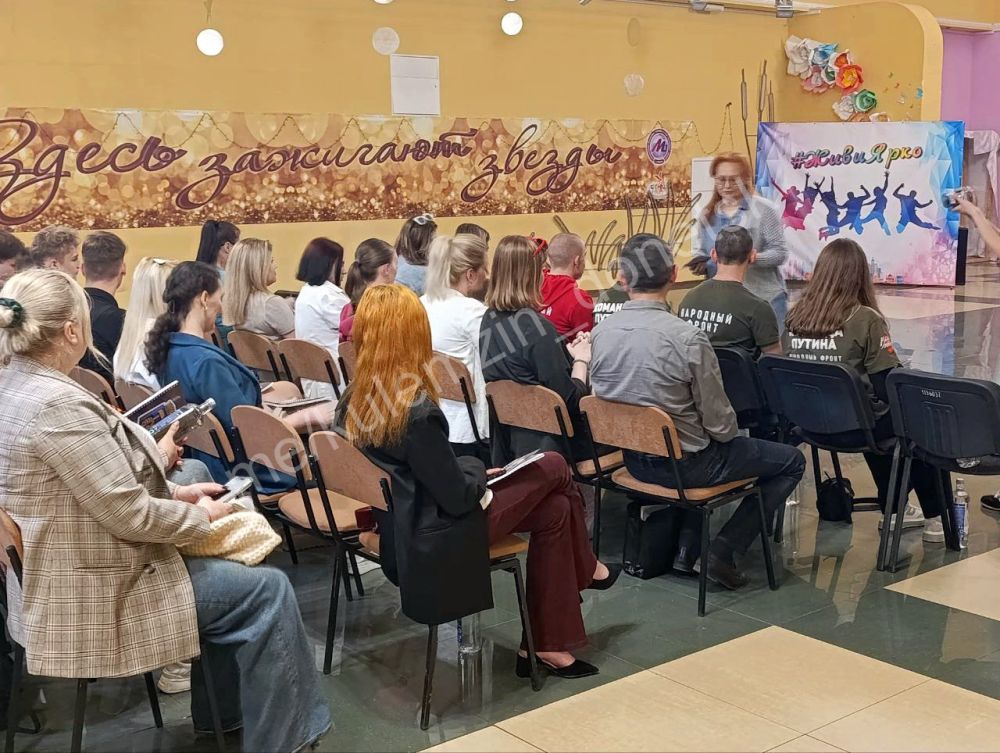 В стенах Донецкого городского молодёжного центра, в честь Международного дня солидарности молодёжи, состоялся тренинг «Командообразование и навыки коммуникации» В стенах Донецкого городского молодёжного центра, в честь Международного дня солидарности молодёжи, состоялся тренинг «Командообразование и навыки коммуникации»