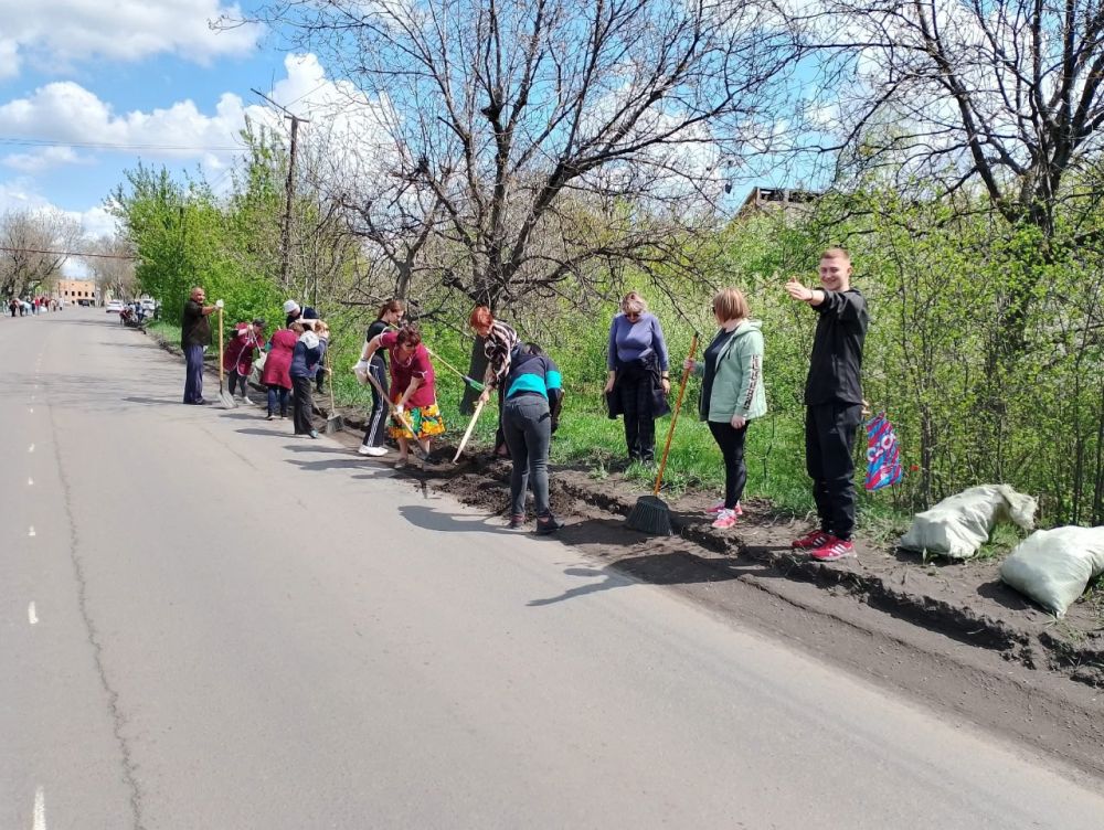 В Снежном продолжается акция "Чистый четверг" В Снежном продолжается акция "Чистый четверг"