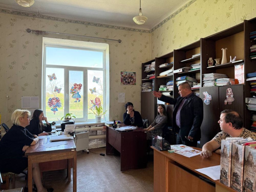 Встреча с коллективом. Сегодня, 24 апреля, заместитель главы администрации городского округа Иловайск Кузнецов Александр Васильевич провел встречу с трудовым коллективом ГБОУ "СШ №13" Встреча с коллективом. Сегодня, 24 апреля, заместитель главы администрации городского округа Иловайск Кузнецов Александр Васильевич провел встречу с трудовым коллективом ГБОУ "СШ №13"