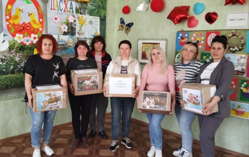 Коллектив и подопечные Территориального центра социального обслуживания г. Тореза поддержали военнослужащих, приняв участие в акции "Посылка солдату" Коллектив и подопечные Территориального центра социального обслуживания г. Тореза поддержали военнослужащих, приняв участие в акции "Посылка солдату"