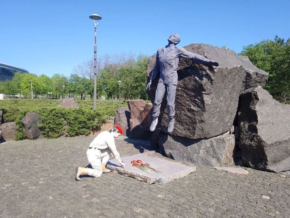 ZV Донбасс. Юнармейцы ВПСК «Легионеры» города Донецк Сердюк Рената и Журман Святослав 24 апреля на мемориальном комплексе «Твоим освободителям, Донбасс!» возложили цветы у памятников «Памяти павших!» и воинам-афганцам, у... ZV Донбасс. Юнармейцы ВПСК «Легионеры» города Донецк Сердюк Рената и Журман Святослав 24 апреля на мемориальном комплексе «Твоим освободителям, Донбасс!» возложили цветы у памятников «Памяти павших!» и воинам-афганцам, у...