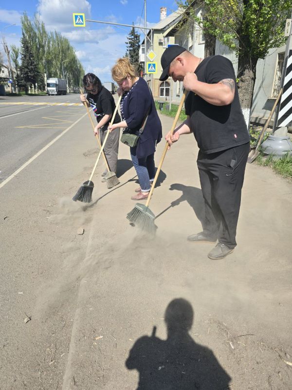 Санитарный час. В рамках двухмесячника по благоустройству городского округа Енакиево в городе Углегорск, Углегорским территориальным отделом управления по обеспечению деятельности территорий администрации городского округа... Санитарный час. В рамках двухмесячника по благоустройству городского округа Енакиево в городе Углегорск, Углегорским территориальным отделом управления по обеспечению деятельности территорий администрации городского округа...