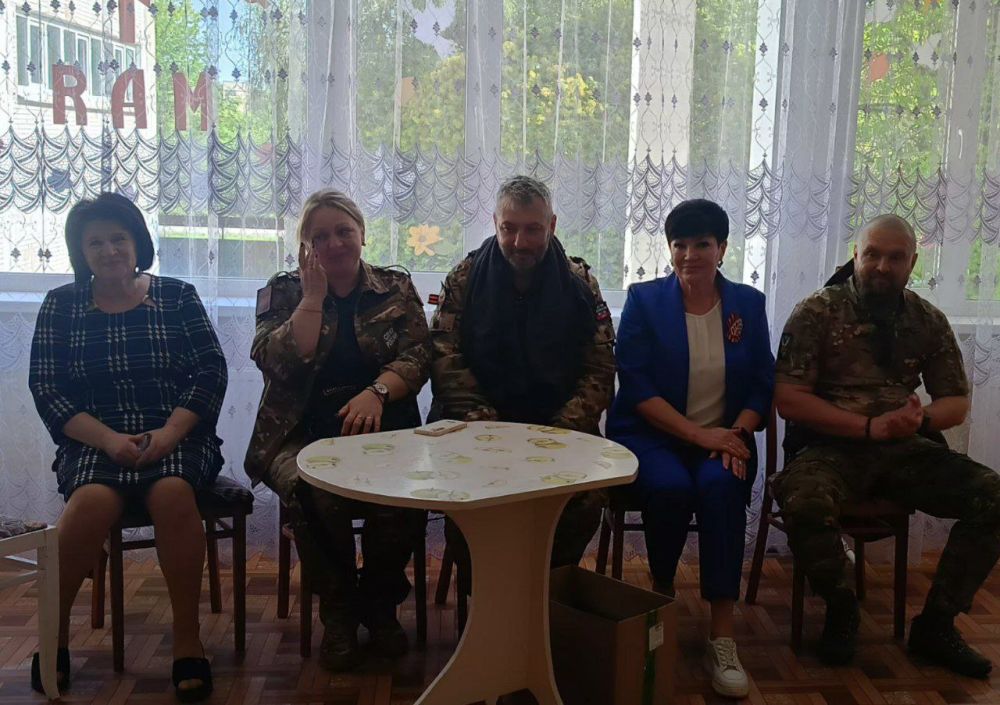 Сегодня активистки Женского движения ЕДИНОЙ РОССИИ, председатель Совет женщин г. Дебальцево, депутат городского совета Наталья Сиренко с военнослужащими из бригады «Святой Георгий» посетили праздничное мероприятие в... Сегодня активистки Женского движения ЕДИНОЙ РОССИИ, председатель Совет женщин г. Дебальцево, депутат городского совета Наталья Сиренко с военнослужащими из бригады «Святой Георгий» посетили праздничное мероприятие в...
