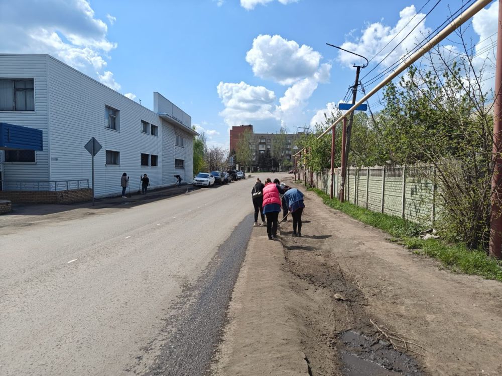 В Снежном продолжается акция "Чистый четверг" В Снежном продолжается акция "Чистый четверг"