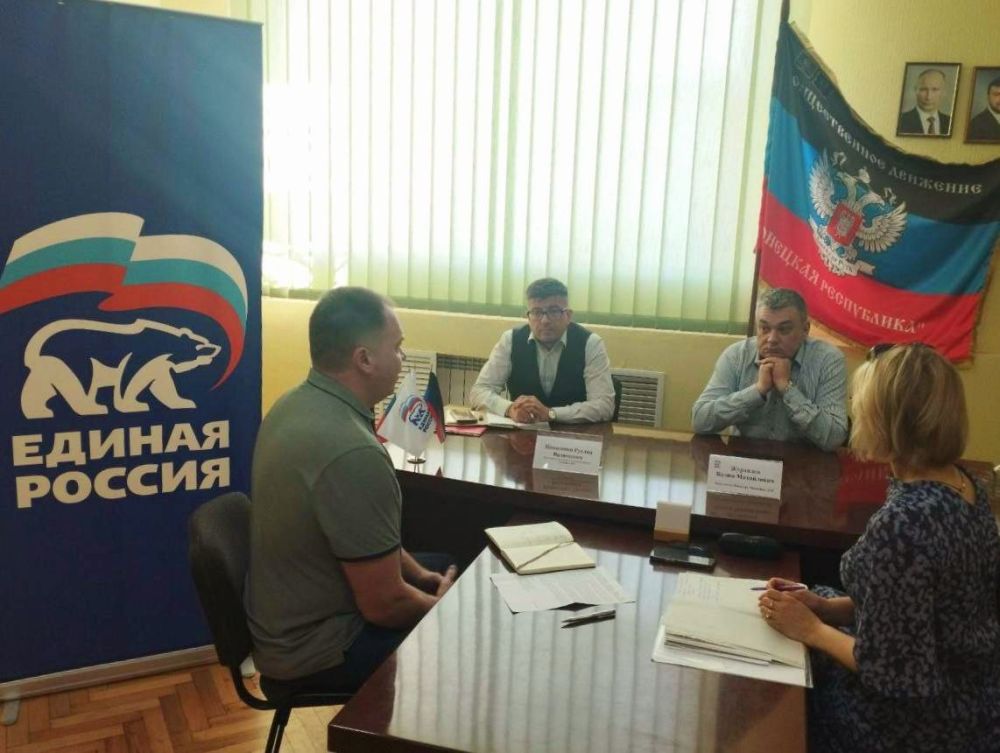 Представители Минцифры ДНР провели выездной приём граждан в г. Шахтёрске Представители Минцифры ДНР провели выездной приём граждан в г. Шахтёрске