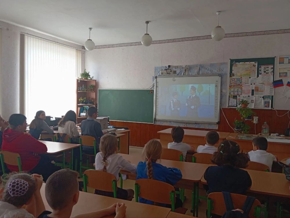 В целях повышения эффективности деятельности по профилактике детского дорожно-транспортного травматизма ГУОБДД МВД России проводит в ГБОУ «Ялтинская школа №2» Всероссийское онлайн-мероприятие «Академия дорожной безопасности... В целях повышения эффективности деятельности по профилактике детского дорожно-транспортного травматизма ГУОБДД МВД России проводит в ГБОУ «Ялтинская школа №2» Всероссийское онлайн-мероприятие «Академия дорожной безопасности...