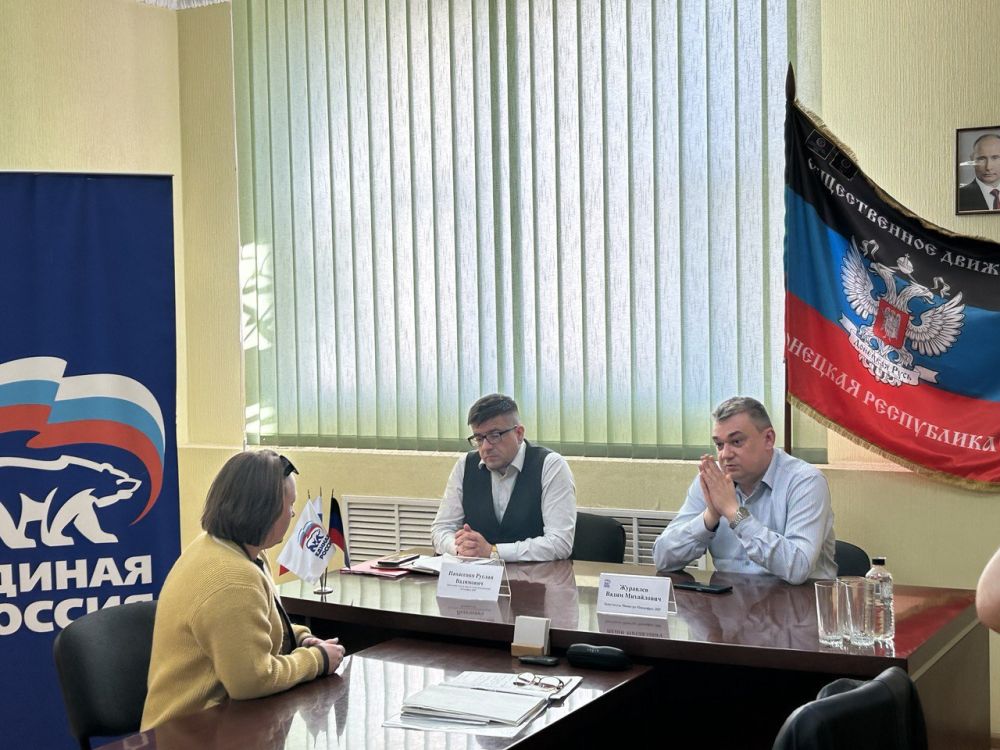 Представители Минцифры ДНР провели выездной приём граждан в г. Шахтёрске Представители Минцифры ДНР провели выездной приём граждан в г. Шахтёрске