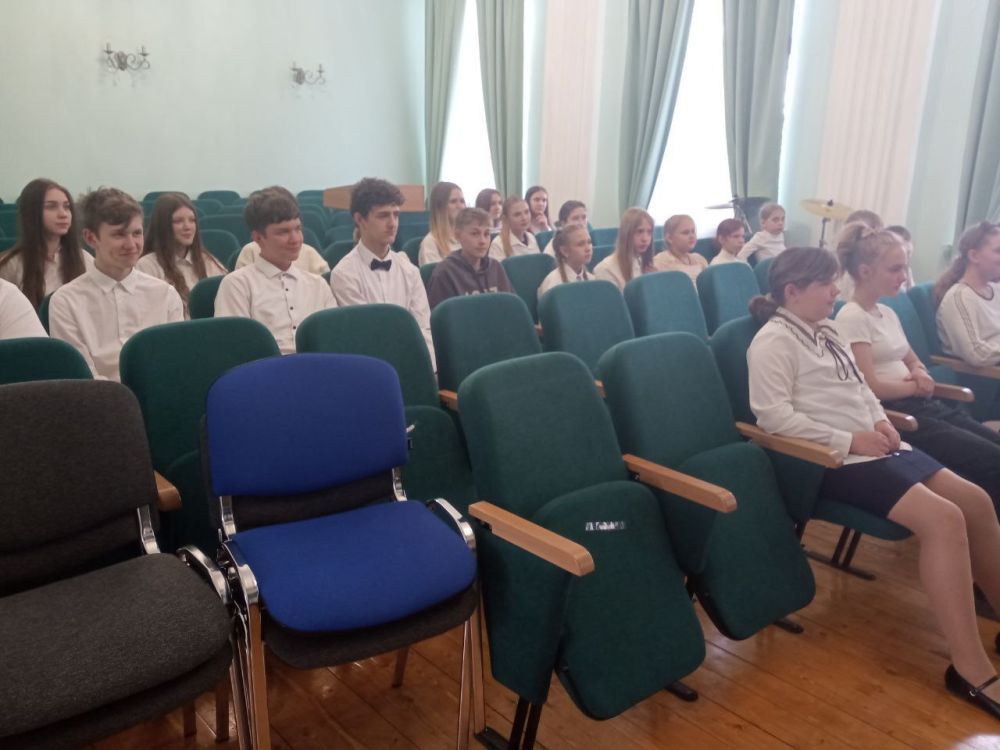 22.04.25г в Волновахской детской школе искусств с обучающимися был проведен инструктаж по противодействию экстремизму и терроризму ,, Действия при обнаружении подозрительных взрывоопасных предметов" 22.04.25г в Волновахской детской школе искусств с обучающимися был проведен инструктаж по противодействию экстремизму и терроризму ,, Действия при обнаружении подозрительных взрывоопасных предметов"