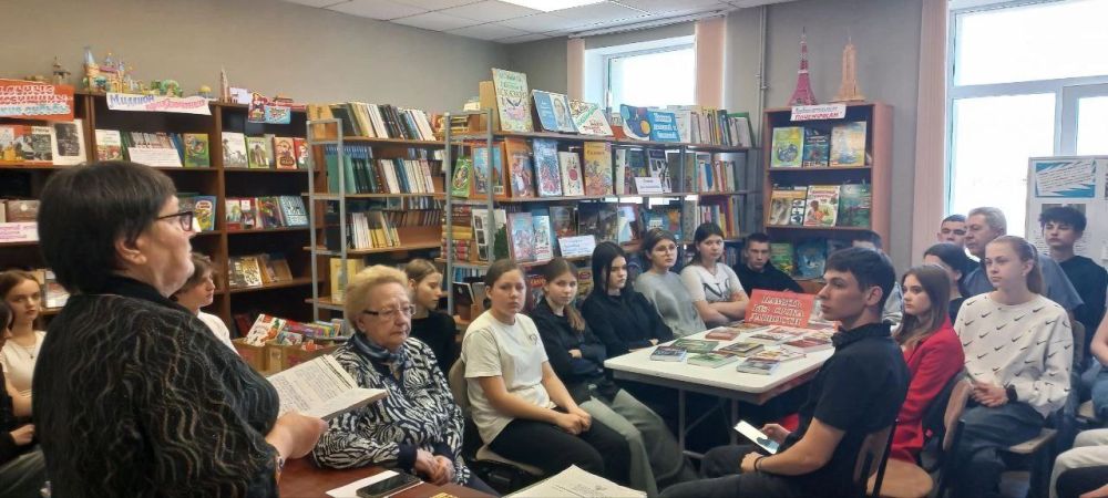 В рамках Всероссийского проекта «Без срока давности», в школьной библиотеке ГБОУ «Мангушская школа №2» прошло заседание читательского клуба, в память о геноциде советского народа в годы Великой Отечественной войны В рамках Всероссийского проекта «Без срока давности», в школьной библиотеке ГБОУ «Мангушская школа №2» прошло заседание читательского клуба, в память о геноциде советского народа в годы Великой Отечественной войны