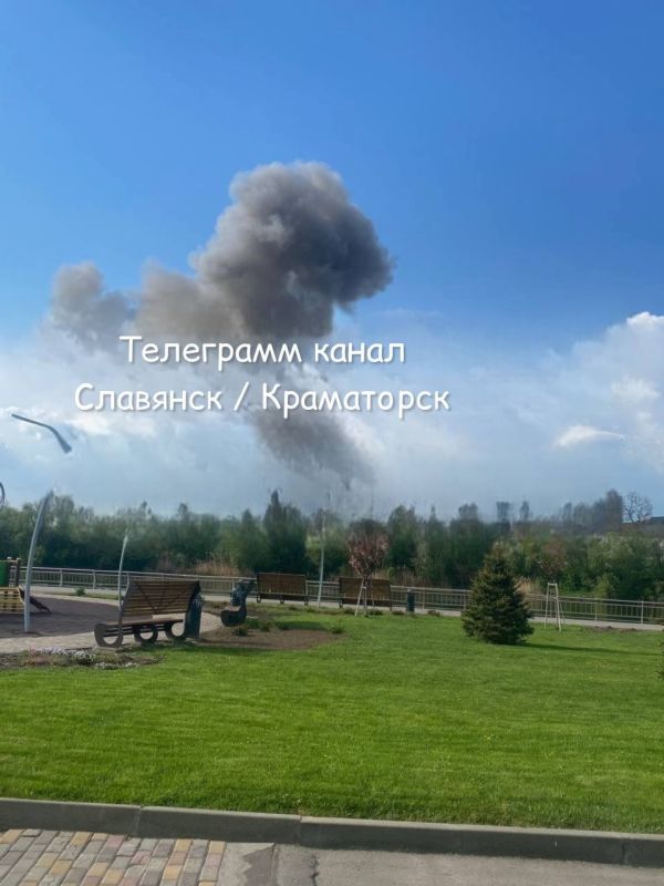 В сети публикуют фото и видео прилетов по целям ВСУ в Краматорске В сети публикуют фото и видео прилетов по целям ВСУ в Краматорске