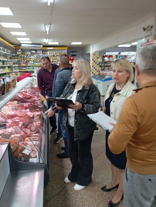 В рамках проекта «Народный контроль» сотрудники отдела торговли и предпринимательства администрации городского округа Енакиево совместно с депутатами Енакиевского городского совета посетили магазины шаговой доступности: В рамках проекта «Народный контроль» сотрудники отдела торговли и предпринимательства администрации городского округа Енакиево совместно с депутатами Енакиевского городского совета посетили магазины шаговой доступности: