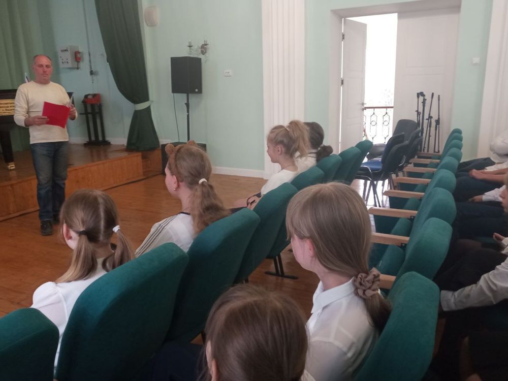 22.04.25г в Волновахской детской школе искусств с обучающимися был проведен инструктаж по противодействию экстремизму и терроризму ,, Действия при обнаружении подозрительных взрывоопасных предметов" 22.04.25г в Волновахской детской школе искусств с обучающимися был проведен инструктаж по противодействию экстремизму и терроризму ,, Действия при обнаружении подозрительных взрывоопасных предметов"