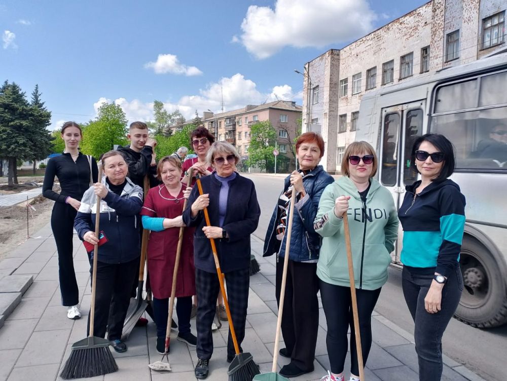 В Снежном продолжается акция "Чистый четверг" В Снежном продолжается акция "Чистый четверг"