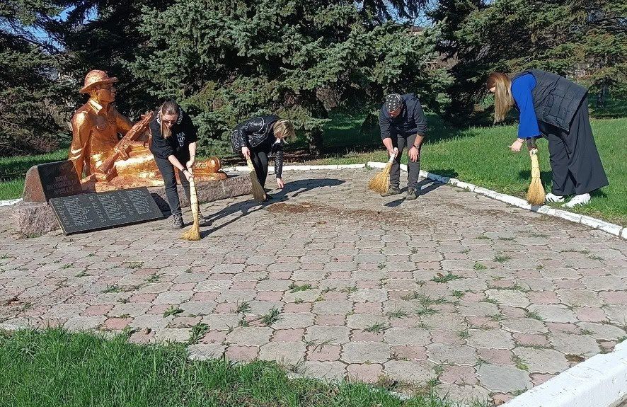 Работники учреждений Ждановки присоединились к акции «Чистый четверг» Работники учреждений Ждановки присоединились к акции «Чистый четверг»
