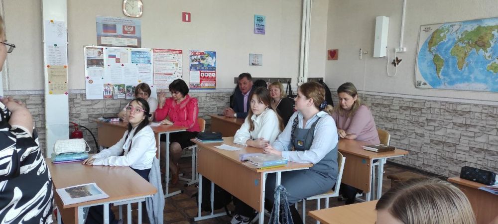 23 апреля в ГБОУ «Мелекинская школа Мангушского м.о.» для обучающихся 10 класса проведен урок-диспут на тему «История Крыма: вопросы и ответы» по проекту «Мир возможностей» Всероссийской политической партии «Единая Россия» 23 апреля в ГБОУ «Мелекинская школа Мангушского м.о.» для обучающихся 10 класса проведен урок-диспут на тему «История Крыма: вопросы и ответы» по проекту «Мир возможностей» Всероссийской политической партии «Единая Россия»