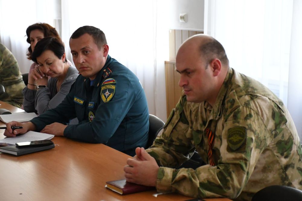 Сегодня, 24 апреля , заместитель главы администрации городского округа Дебальцево Евгений Глебов, провел заседание Комиссии по предупреждению и ликвидации чрезвычайных ситуаций и обеспечению пожарной безопасности городского... Сегодня, 24 апреля , заместитель главы администрации городского округа Дебальцево Евгений Глебов, провел заседание Комиссии по предупреждению и ликвидации чрезвычайных ситуаций и обеспечению пожарной безопасности городского...