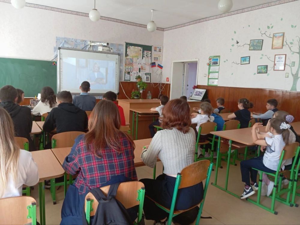 В целях повышения эффективности деятельности по профилактике детского дорожно-транспортного травматизма ГУОБДД МВД России проводит в ГБОУ «Ялтинская школа №2» Всероссийское онлайн-мероприятие «Академия дорожной безопасности... В целях повышения эффективности деятельности по профилактике детского дорожно-транспортного травматизма ГУОБДД МВД России проводит в ГБОУ «Ялтинская школа №2» Всероссийское онлайн-мероприятие «Академия дорожной безопасности...