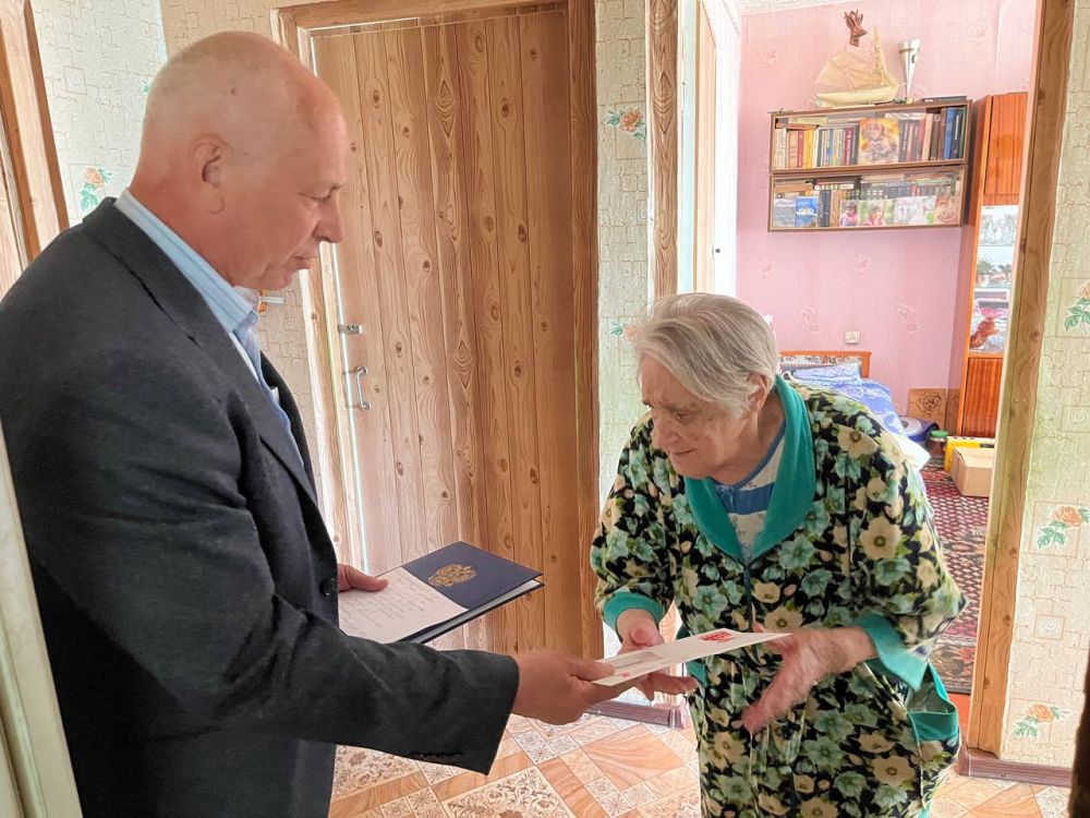 Сегодня, 24 апреля, заместитель главы Администрации муниципального образования городского округа Харцызск Владимир Панченко в преддверии 80-летней годовщины Победы передал поздравительные письма от президента Российской... Сегодня, 24 апреля, заместитель главы Администрации муниципального образования городского округа Харцызск Владимир Панченко в преддверии 80-летней годовщины Победы передал поздравительные письма от президента Российской...