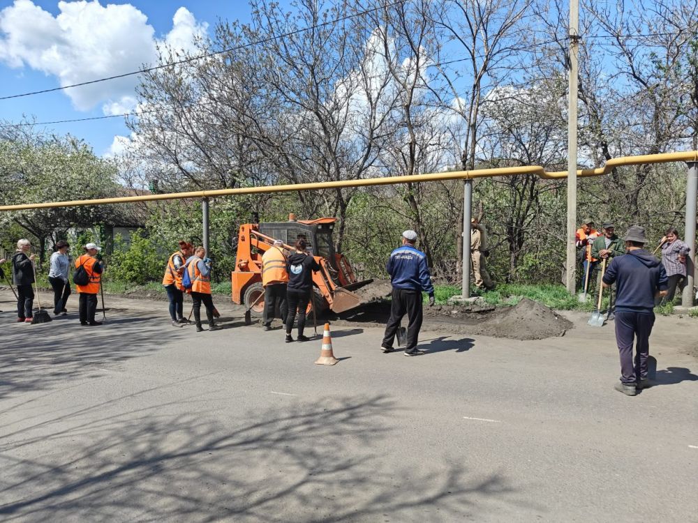 В Снежном продолжается акция "Чистый четверг" В Снежном продолжается акция "Чистый четверг"