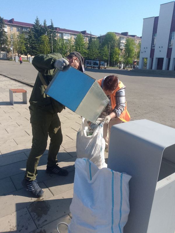 Коммунальщики Снежного благоустраивают территории общего пользования Коммунальщики Снежного благоустраивают территории общего пользования