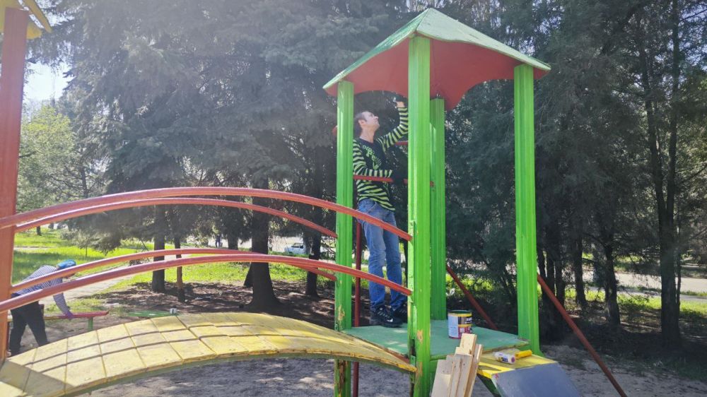 В Кировском внутригородском районе проведены работы на детской площадке В Кировском внутригородском районе проведены работы на детской площадке