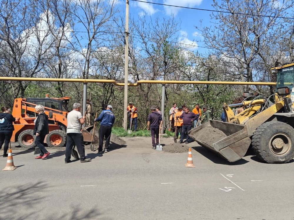 В Снежном продолжается акция "Чистый четверг" В Снежном продолжается акция "Чистый четверг"